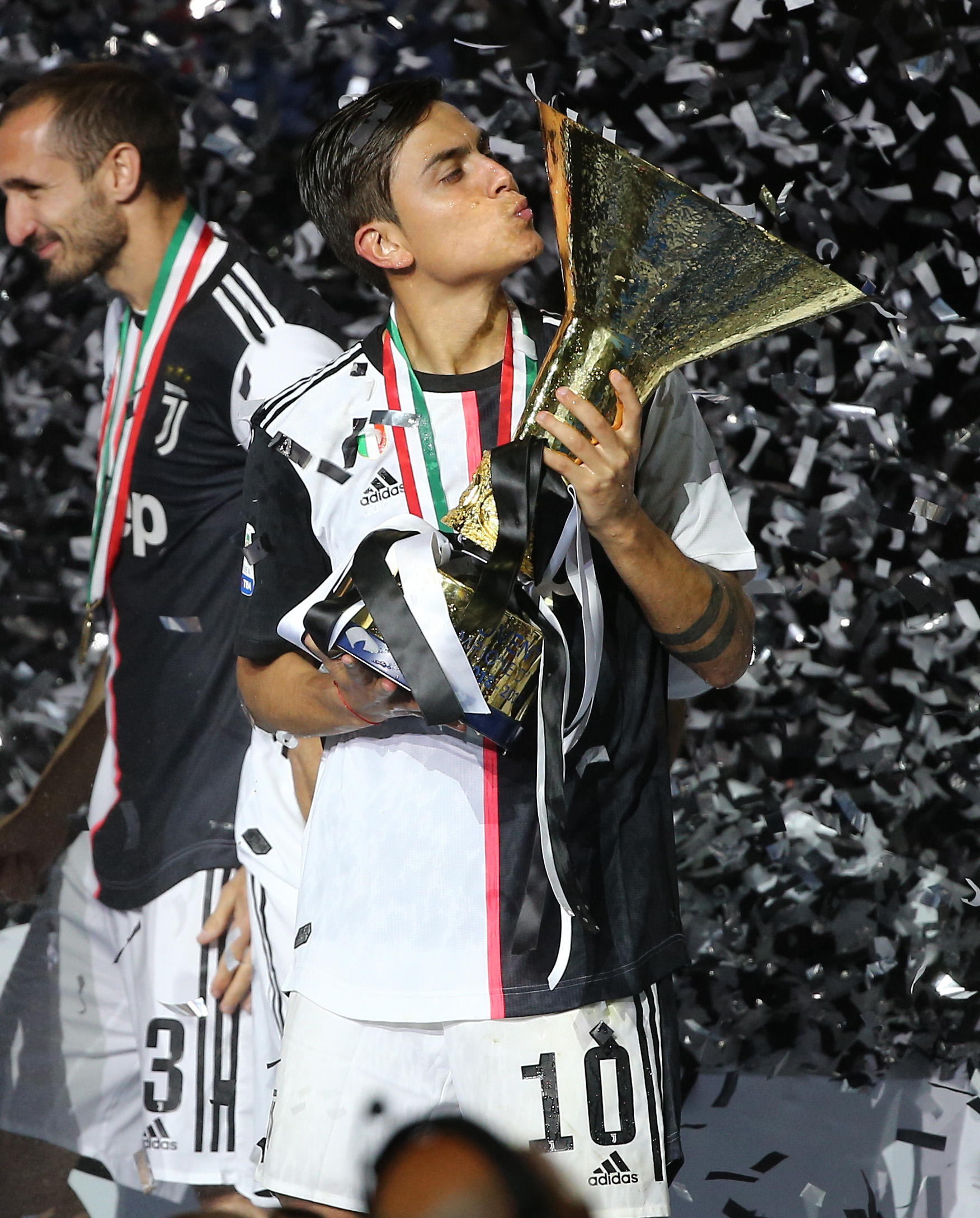 它映照出年 它映照出年