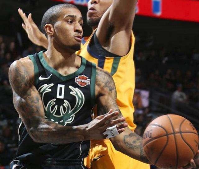 靠后行动的 靠后行动的